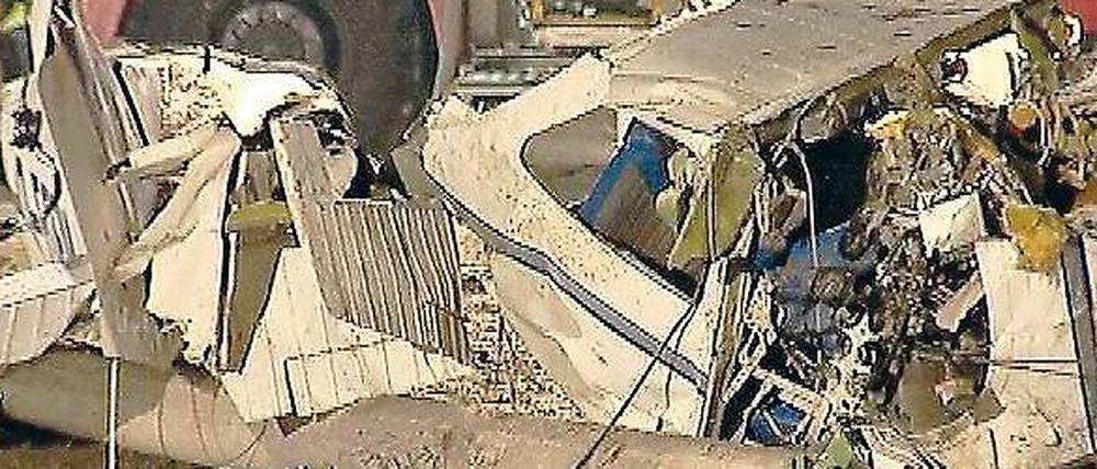 Wrack auf freiem Feld: Noch ist nicht klar, warum Rudi Hackls Cessna nahe dem Flugplatz Zellendorf / Oehna abegstürzt ist.