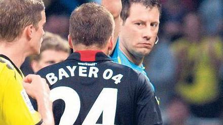 Der erste Abschied. Nach einem Foul sieht der Leverkusener Michal Kadlec Rot. Eine unumstrittene Entscheidung – im Gegensatz zu Mario Götzes Platzverweis. Foto: dpa