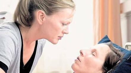 Nach dem Schuss. Andrea (Anna Loos, links) hofft, dass ihre Freundin Katja (Meret Becker) bald wieder gesund wird. Foto: Arte