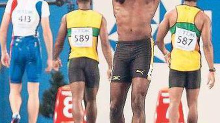 Der andere Seite des Showmans. Weltrekordler Usain Bolt kann es nicht fassen, dass er nach einem Fehlstart im 100-Meter-Finale disqualifiziert worden ist. Foto: dpa
