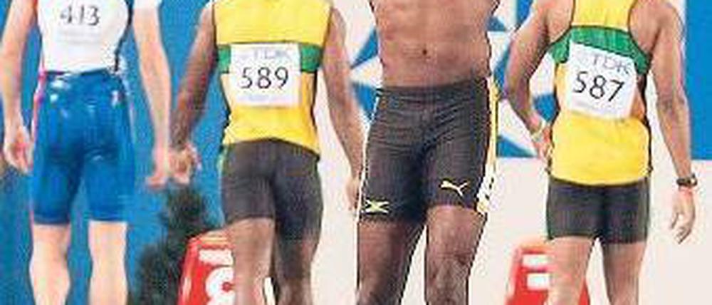 Der andere Seite des Showmans. Weltrekordler Usain Bolt kann es nicht fassen, dass er nach einem Fehlstart im 100-Meter-Finale disqualifiziert worden ist. Foto: dpa