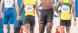 Der andere Seite des Showmans. Weltrekordler Usain Bolt kann es nicht fassen, dass er nach einem Fehlstart im 100-Meter-Finale disqualifiziert worden ist. Foto: dpa