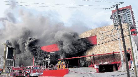 Todesfalle. Schwarzer Rauch quillt aus dem berühmten Casino Royale in der mexikanischen Wirtschaftsmetropole Monterrey. Fotos: AFP/Reuters