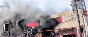 Todesfalle. Schwarzer Rauch quillt aus dem berühmten Casino Royale in der mexikanischen Wirtschaftsmetropole Monterrey. Fotos: AFP/Reuters