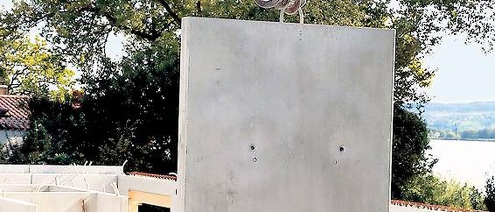 Aus einem Guss. Keller können auf einer Beton-Bodenplatte aus Mauersteinen gemauert, aus Beton gegossen oder, wie hier, aus Fertigbetonteilen zusammengesetzt werden. Foto: dpa