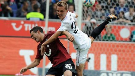 Manuel Schmiedebach (Hannover 96) und Niko Bungert (FSV Mainz 05) kämpfen um den Ball. Im Duell der Überraschungsmannschaften des letzten Jahres gab es ein 1:1.