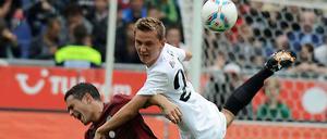 Manuel Schmiedebach (Hannover 96) und Niko Bungert (FSV Mainz 05) kämpfen um den Ball. Im Duell der Überraschungsmannschaften des letzten Jahres gab es ein 1:1.