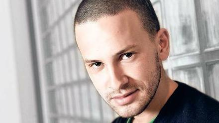 Dichten und darstellen. Franz Dinda, 28, schreibt gern Briefe auf Büttenpapier. Foto: Davids/Pritzkuleit