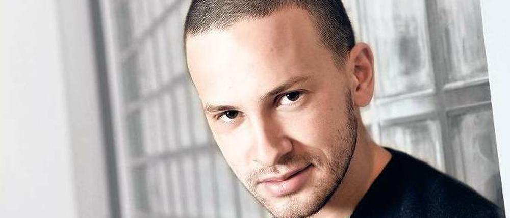 Dichten und darstellen. Franz Dinda, 28, schreibt gern Briefe auf Büttenpapier. Foto: Davids/Pritzkuleit