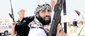 Ungewissheit nach dem Siegestaumel. Die Frage ist, welche Aufgaben die Rebellen demnächst übernehmen werden. Die Übergangsregierung möchte ihnen Jobs in den Sicherheitskräften des Landes anbieten, um Fehler, wie sie im Irak gemacht wurden, zu vermeiden.