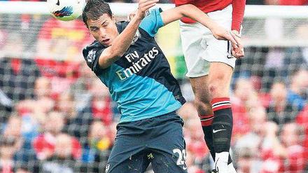 Mitleid ist schlimmer als Spott. Manchesters Trainer Ferguson sagte, noch mehr Tore habe er nicht gewollt. Hier überspringt Smalling (o.) Arsenals Chamakh.