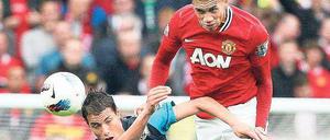 Mitleid ist schlimmer als Spott. Manchesters Trainer Ferguson sagte, noch mehr Tore habe er nicht gewollt. Hier überspringt Smalling (o.) Arsenals Chamakh.