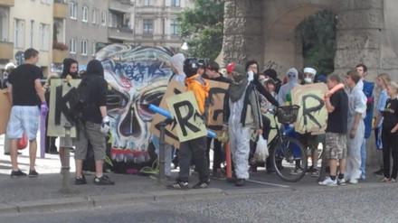 Trotz der offiziellen Absage versammelten sich am Sonntagnachmittag etwa 200 Menschen, um sich auf der Oberbaumbrücke die traditionelle Kiez-Gemüseschlacht zu liefern. Hier im Bild die Kreuzberger Truppe.