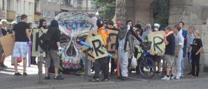 Trotz der offiziellen Absage versammelten sich am Sonntagnachmittag etwa 200 Menschen, um sich auf der Oberbaumbrücke die traditionelle Kiez-Gemüseschlacht zu liefern. Hier im Bild die Kreuzberger Truppe.