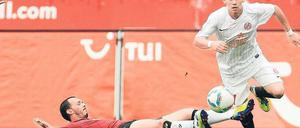 Müde von der Europa League? Hannovers Sergio Pinto (l.) streckt alle viere von sich. Foto: dapd