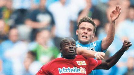 Zu tief. Unions Mosquera (unten) im Duell mit dem Münchner Stahl. 