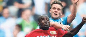 Zu tief. Unions Mosquera (unten) im Duell mit dem Münchner Stahl. 