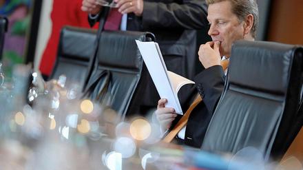 Weil er sich nicht zu einem Lob für den Nato-Einsatz in Libyen durchringen konnte, stand Außenminister Guido Westerwelle zuletzt auch in der eigenen Partei in der Kritik.