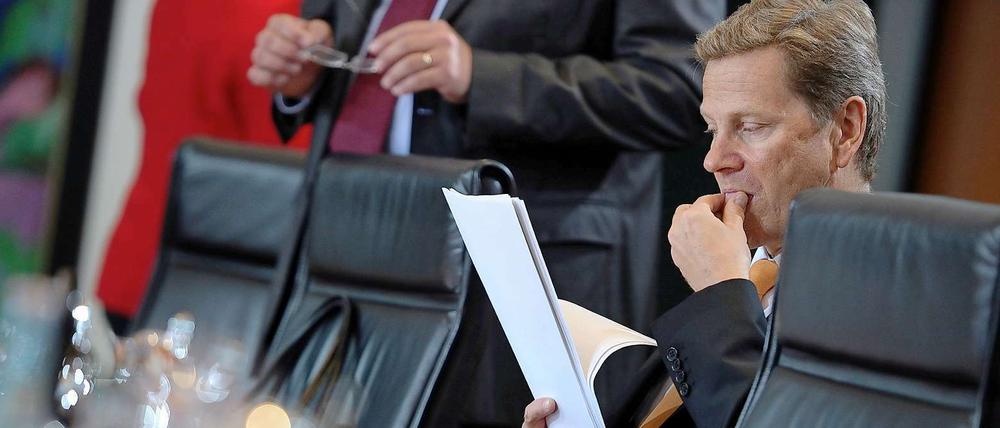 Weil er sich nicht zu einem Lob für den Nato-Einsatz in Libyen durchringen konnte, stand Außenminister Guido Westerwelle zuletzt auch in der eigenen Partei in der Kritik.