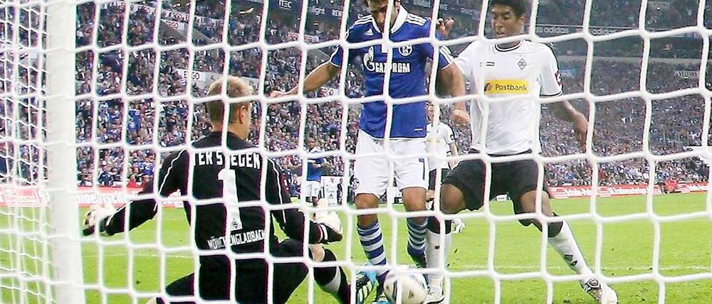 Raul macht den Unterschied: der Spanier stocherte den Ball zum 1:0-Sieg der Schalker gegen Gladbach ins Netz.