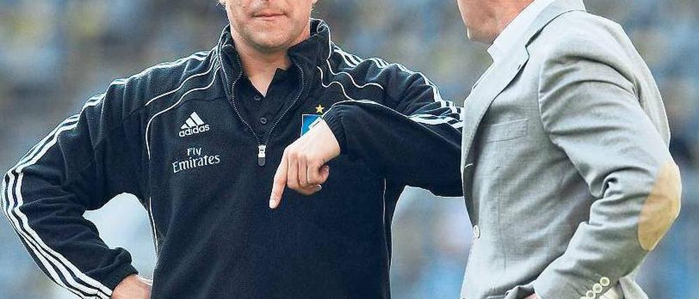 Soll ich hier bleiben? Michael Oenning (l.) ist auf das Vertrauen von Frank Arnesen angewiesen. Foto: firo