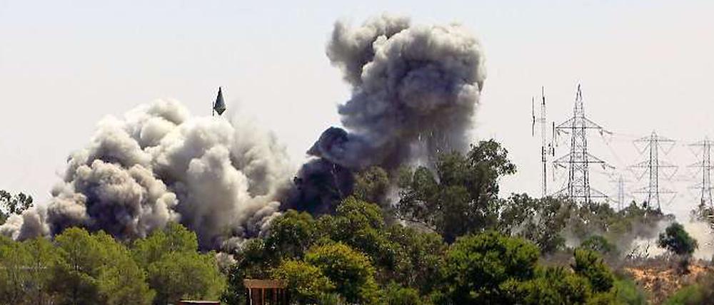 Am Anfang ging es nur darum, eine Flugverbotszone durchzusetzen. Zuletzt bombte die Nato aber den Rebellen sogar den Weg zum Gaddafi-Hauptsitz frei. Diese offene Parteinahme des Militärbündnisses ist umstritten.