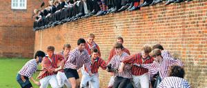 Die Besten siegen. Teams der Eliteschule Eton beim traditionellen „wall game“. Kampfsportarten sind an Staatsschulen verpönt, an den neuen Freien soll es sie wieder geben. Foto: Reuters