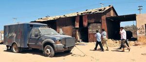 Todesstätte. In diesem Verhörzentrum fanden Rebellen am 26. August rund 50 Massakrierte. Im Vordergrund ein Transporter, in dem die Gefangenen zusammengepfercht wurden.