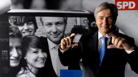 Klaus Wowereit lächelt unentwegt. Aber es kommt nicht von Herzen.