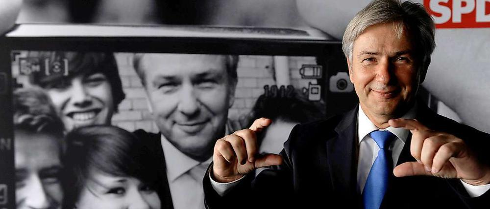 Klaus Wowereit lächelt unentwegt. Aber es kommt nicht von Herzen.