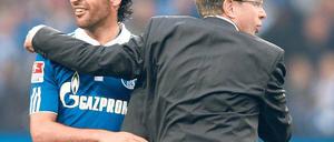 Schön, dass du noch da bist. Raúl stand vor dem Abschied aus Gelsenkirchen, jetzt kann ihn Trainer Rangnick wieder gebrauchen. Foto: dapd