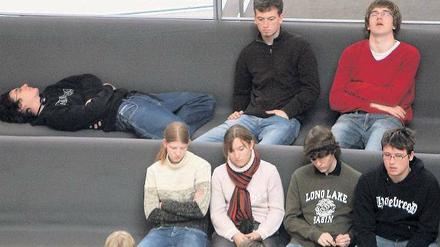 Zum Einschlafen. Nur zuzuschauen kann ermüdend sein, wie sich auf der Besuchertribüne des Bundestages zeigt. Am 18. September dürfen Jugendliche ab 16 Jahren deshalb mitbestimmen – zumindest bei der Wahl zu den 16 Bezirksverordnetenversammlungen.