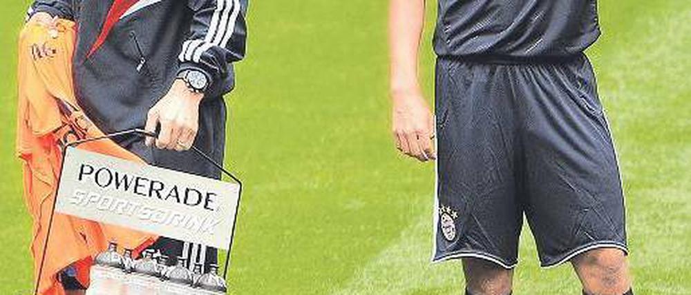 Früher war mehr Taktik. Philipp Lahm sieht Trainer Jürgen Klinsmann kritisch – im Nachhinein. Foto: dapd