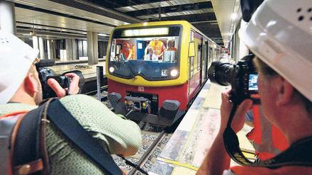 Von SXF nach BER. Der erste S-Bahnzug schlich mit 20 Stundenkilometer über die neue Strecke. Dabei wurden Tunnelbau und Signalanlagen auf die Probe gestellt. Foto: dpa/Pleul