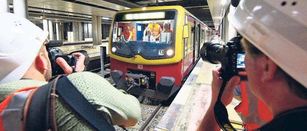 Von SXF nach BER. Der erste S-Bahnzug schlich mit 20 Stundenkilometer über die neue Strecke. Dabei wurden Tunnelbau und Signalanlagen auf die Probe gestellt. Foto: dpa/Pleul
