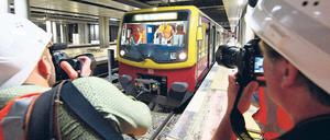 Von SXF nach BER. Der erste S-Bahnzug schlich mit 20 Stundenkilometer über die neue Strecke. Dabei wurden Tunnelbau und Signalanlagen auf die Probe gestellt. Foto: dpa/Pleul