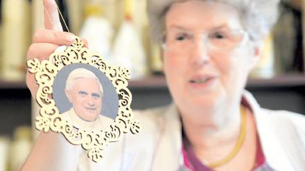 Alles auf Papst im Kirchenladen am Erfurter Domplatz. Foto: Candy Welz/dapd