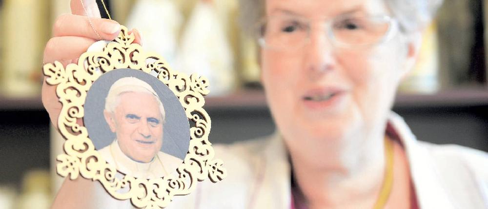 Alles auf Papst im Kirchenladen am Erfurter Domplatz. Foto: Candy Welz/dapd