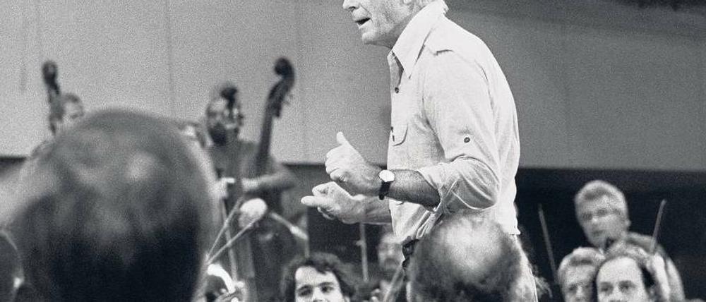 Ein Höhepunkt seines Lebens. Der Moment, in dem ihm klar wurde, dass die Berliner Philharmoniker tatsächlich seinem Dirigat folgen, hat Loriot 1979 sehr beeindruckt. Foto: Cinetext/Binder