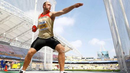Robert Harting im Diskusring. Die Qualifikation am Montag überstand er locker. Allerdings ist auf dem Bild auch deutlich das Pflaster unter dem linken Knie zu erkennen.