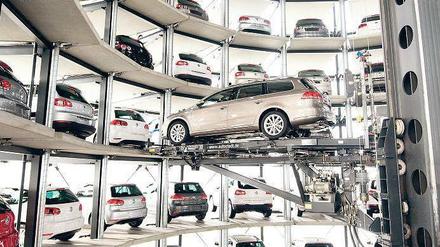 Noch kein Durchbruch. Neue Autos stoßen zwar weniger Kohlendioxid aus, von den EU-Vorgaben sind die Werte aber weit entfernt. Seit die Abwrackprämie ausgelaufen ist, werden auch wieder mehr Gebrauchtwagen gekauft, die noch weniger klimafreundlich sind. Foto: dapd