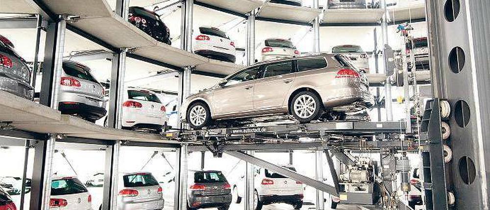 Noch kein Durchbruch. Neue Autos stoßen zwar weniger Kohlendioxid aus, von den EU-Vorgaben sind die Werte aber weit entfernt. Seit die Abwrackprämie ausgelaufen ist, werden auch wieder mehr Gebrauchtwagen gekauft, die noch weniger klimafreundlich sind. Foto: dapd