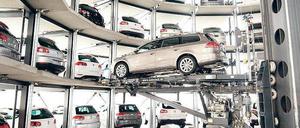 Noch kein Durchbruch. Neue Autos stoßen zwar weniger Kohlendioxid aus, von den EU-Vorgaben sind die Werte aber weit entfernt. Seit die Abwrackprämie ausgelaufen ist, werden auch wieder mehr Gebrauchtwagen gekauft, die noch weniger klimafreundlich sind. Foto: dapd