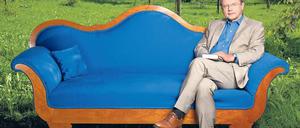 Der Moderator und sein Arbeitsplatz. Der Titel der neuen Literatursendung mit Wolfgang Herles stammt vom „blauen Sofa“, das bei Buchmessen Autorentreffpunkt ist. Herles kommt ohne Saalpublikum aus, trifft seine Gäste schon mal auf einem Gletscher. Foto: ZDF