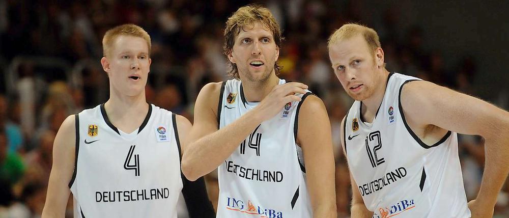 Dirk Nowitzki (M.) setzt bei der EM in Litauen auf die Unterstützung seiner Mitspieler Robin Benzing (l.) und Chris Kaman.