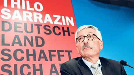 Ein Mann, ein Buch. Berlins Ex-Finanzsenator Thilo Sarrazin hat mit seinem Bestseller nicht nur seinen eigenen Haushalt saniert, sondern auch viel öffentlichen Gesprächsstoff geliefert. 