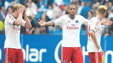 Ratlos in Hamburg. Per Skjelbred (l.), Dennis Aogo (M.) und David Jarolim haben nach dem Spiel gegen Köln noch Gesprächsbedarf. Foto: dpa