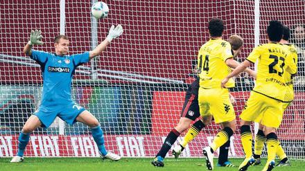 Reflexbehaftet. Der Leverkusener Torwart Bernd Leno (links) hält den Schuss aus kurzer Distanz des Dortmunders Ivan Perisic (Mitte). Foto: dpa