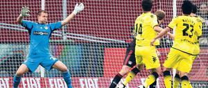 Reflexbehaftet. Der Leverkusener Torwart Bernd Leno (links) hält den Schuss aus kurzer Distanz des Dortmunders Ivan Perisic (Mitte). Foto: dpa