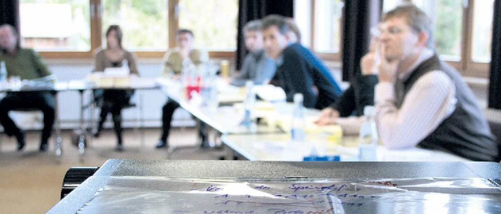 Durchatmen. Wer die Rede geübt oder den Vortrag mit Notizen für sich strukturiert hat, braucht keine Panik.